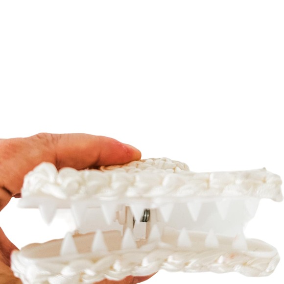 Cream claw clip with macrame - Picture 2 of 2